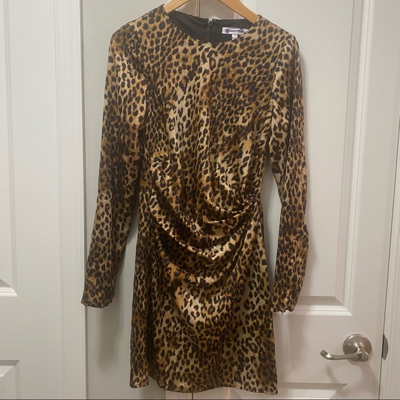 NEW LEOPARD RUCHED PRINT DRESS EXPRESS - Picture 2 of 7